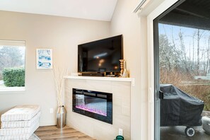 Télévision, cheminée, espaces bureaux