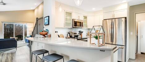 Réfrigérateur, micro-ondes, four, plaque de cuisson