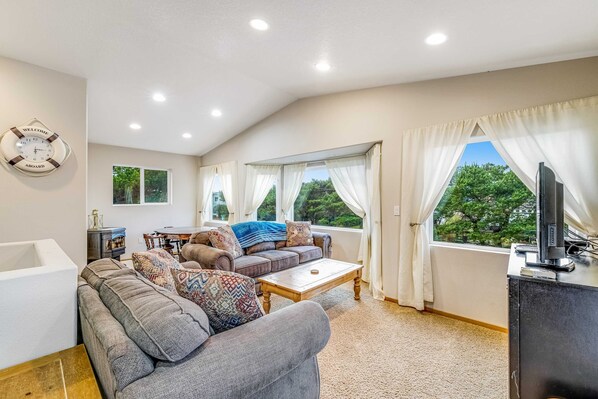 TV, DVD player, offices - Dog friendly Home with Deck and Enclosed Yard Near Beach Access (Rockaway Beach)