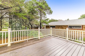 Terrace/patio - Dog friendly Home with Deck and Enclosed Yard Near Beach Access (Rockaway Beach)