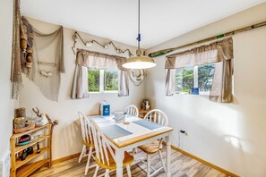 Dining - Dog friendly Home with Deck and Enclosed Yard Near Beach Access (Rockaway Beach)