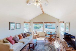 TV, offices - Family friendly house with ocean and beach views WiFi and steps away from the beach (Rockaway Beach)