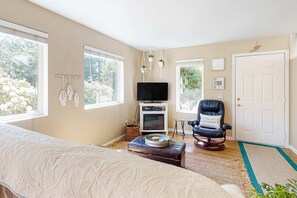 3 bedrooms, iron/ironing board, WiFi, bed sheets - Dog Friendly Cottage Near Downtown with Firepit Private Hot Tub WiFi and Laundry (Rockaway Beach)