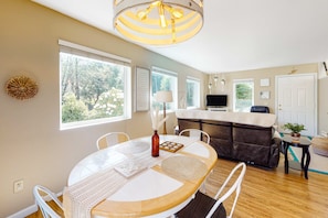 Dining - Dog Friendly Cottage Near Downtown with Firepit Private Hot Tub WiFi and Laundry (Rockaway Beach)