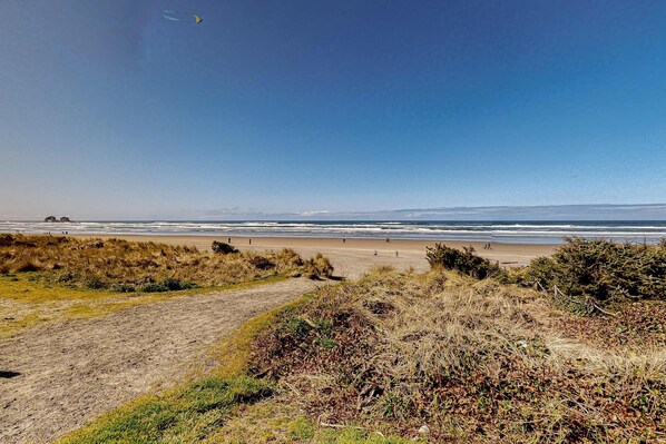 Beach nearby - Dog Friendly Cottage Near Downtown with Firepit Private Hot Tub WiFi and Laundry (Rockaway Beach)