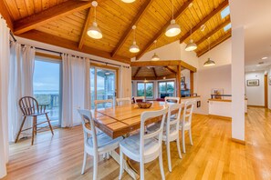 Dining - Dog friendly oceanfront house with wood burning fireplace deck and beach access (Rockaway Beach)