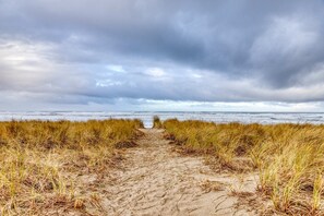 Beach nearby - Dog friendly oceanfront house with wood burning fireplace deck and beach access (Rockaway Beach)