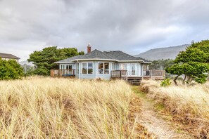 Exterior - Dog friendly oceanfront house with wood burning fireplace deck and beach access (Rockaway Beach)