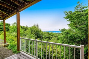 Property grounds - Spacious family home near the beach with ocean view large deck free WiFi and more (Rockaway Beach)