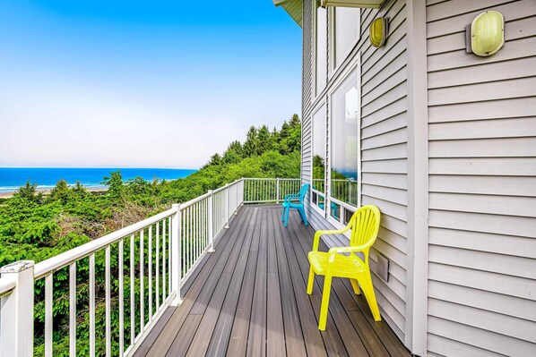 Terrace/patio - Spacious family home near the beach with ocean view large deck free WiFi and more (Rockaway Beach)