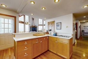 Coffee/tea maker, fridge, microwave, oven - Spacious family home near the beach with ocean view large deck free WiFi and more (Rockaway Beach)