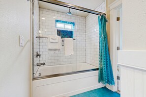 Shower, hair dryer, towels, shampoo - Dog friendly beach home with firepit private hot tub beach access and arcade (Rockaway Beach)