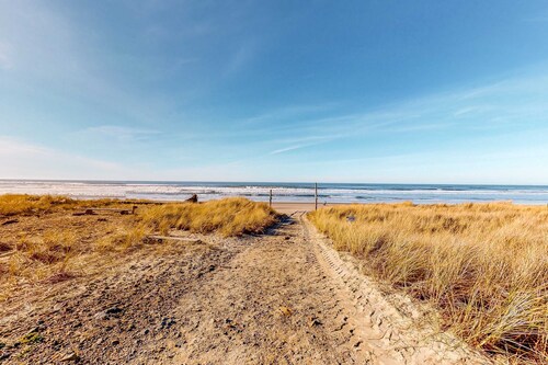 Perfect retreat a block from the beach with hot tub wood stove and dog friendly