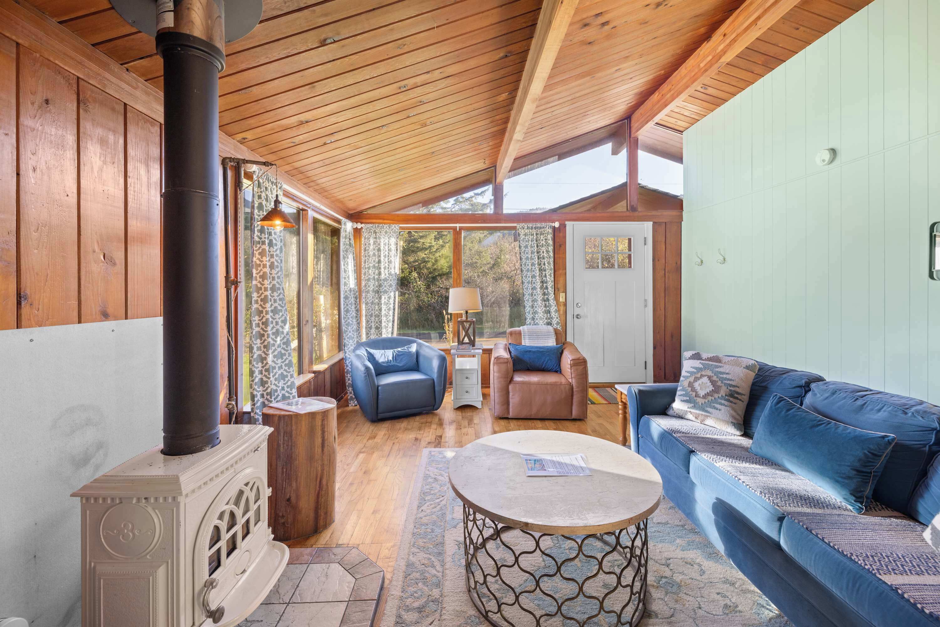 Télévision, lecteur de DVD, espaces bureaux