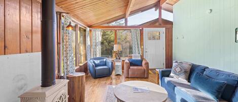 Télévision, lecteur de DVD, espaces bureaux