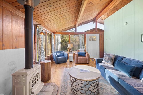 Perfect retreat a block from the beach with hot tub wood stove and dog friendly