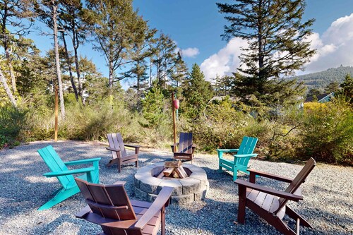 Beachside home with firepit media room walk 2 minutes to beach access