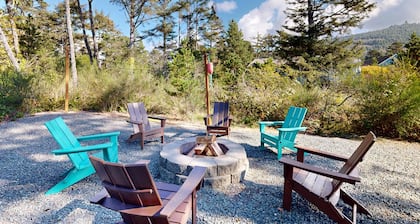 Beachside home with firepit media room walk 2 minutes to beach access