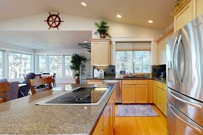 Four à micro-ondes, un four, surface de cuisson, lave-vaisselle