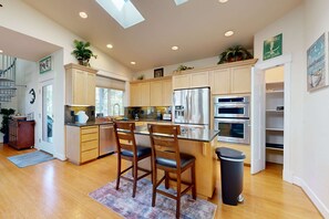 Four à micro-ondes, un four, surface de cuisson, lave-vaisselle