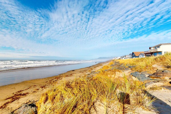 On the beach - Oceanfront Home with Great Ocean View Deck Fireplace Beach Access 2 Dogs OK (Rockaway Beach)