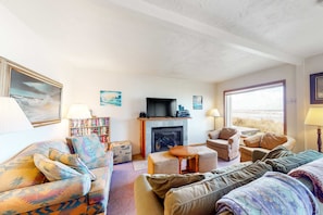 TV, fireplace, DVD player, offices - Oceanfront Home with Great Ocean View Deck Fireplace Beach Access 2 Dogs OK (Rockaway Beach)