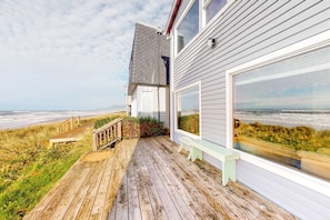 Property grounds - Oceanfront Home with Great Ocean View Deck Fireplace Beach Access 2 Dogs OK (Rockaway Beach)