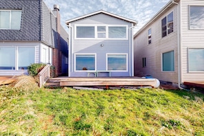 Exterior - Oceanfront Home with Great Ocean View Deck Fireplace Beach Access 2 Dogs OK (Rockaway Beach)