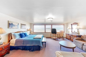 4 bedrooms, WiFi, bed sheets - Oceanfront Home with Great Ocean View Deck Fireplace Beach Access 2 Dogs OK (Rockaway Beach)