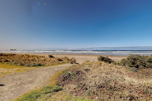Beach nearby - Friendly Home with Private Hot Tub High Speed WiFi and Wood Burning Fireplace (Rockaway Beach)