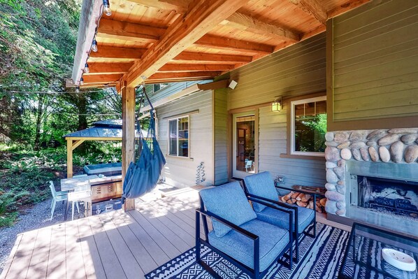 Terrace/patio - Friendly Home with Private Hot Tub High Speed WiFi and Wood Burning Fireplace (Rockaway Beach)