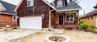 Creekside Home 5 Blocks from the Beach with Fireplace Deck Firepit Fast WiFi