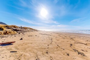 Beach nearby - Creekside Home 5 Blocks from the Beach with Fireplace Deck Firepit Fast WiFi (Rockaway Beach)