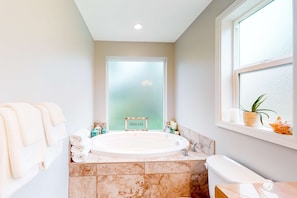 Shower, hair dryer, towels, shampoo - Creekside Home 5 Blocks from the Beach with Fireplace Deck Firepit Fast WiFi (Rockaway Beach)