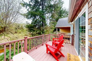 Terrace/patio - Creekside Home 5 Blocks from the Beach with Fireplace Deck Firepit Fast WiFi (Rockaway Beach)