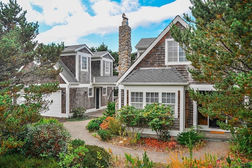 Dog friendly beach house with private hot tub free WiFi game room and ocean views