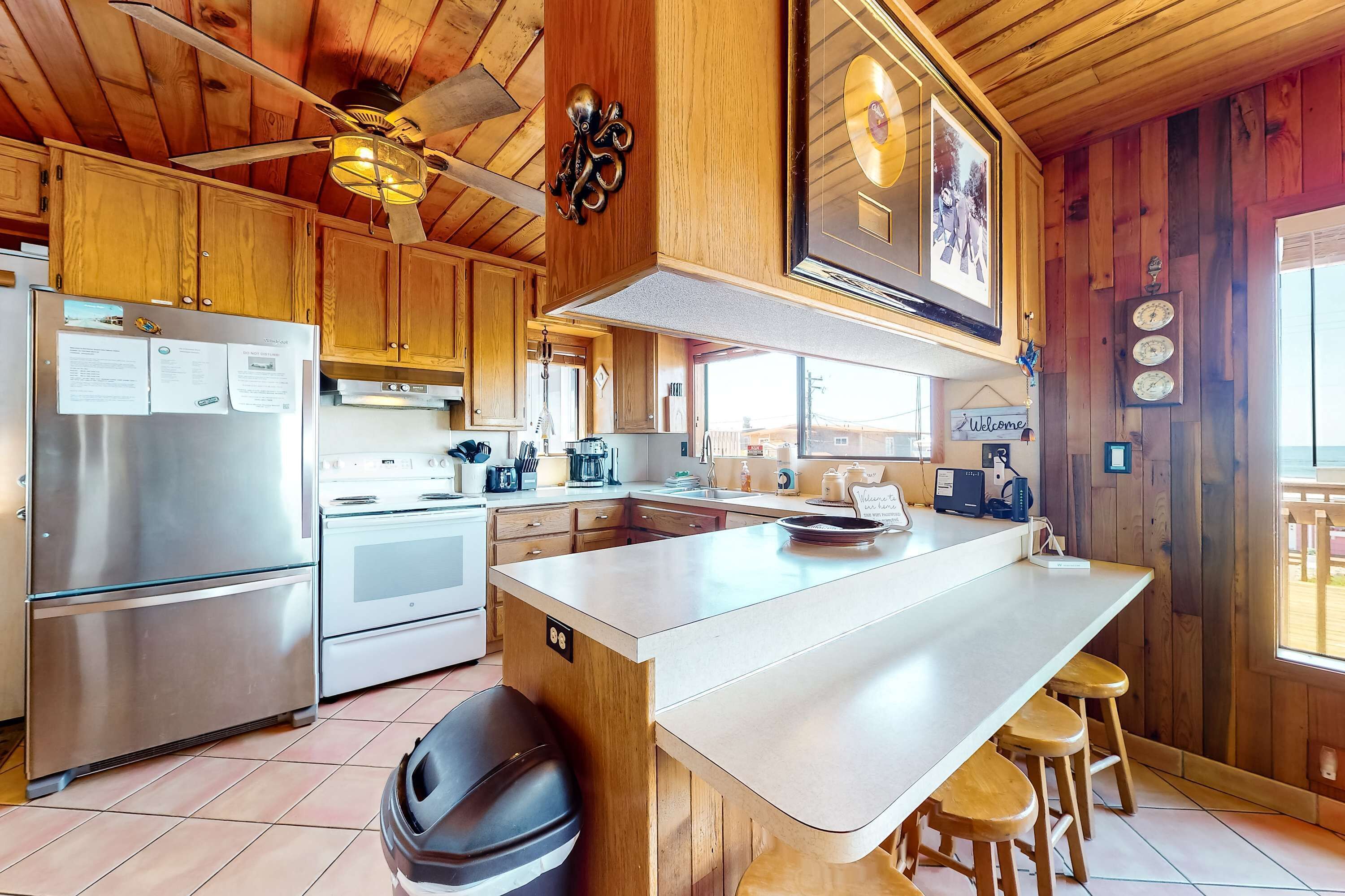 Kjøleskap, mikrobølgeovn, ovn og kokeplater