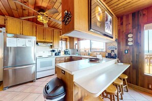 Fridge, microwave, oven, stovetop - Rustic chic treasure with deck grill wood stove outdoor shower dogs ok (Rockaway Beach)