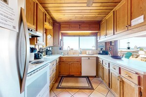 Fridge, microwave, oven, stovetop - Rustic chic treasure with deck grill wood stove outdoor shower dogs ok (Rockaway Beach)