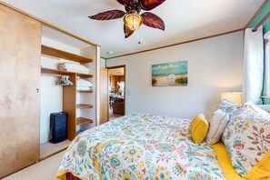 3 bedrooms, iron/ironing board, travel cot, WiFi - Rustic chic treasure with deck grill wood stove outdoor shower dogs ok (Rockaway Beach)