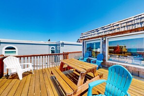 Outdoor dining - Rustic chic treasure with deck grill wood stove outdoor shower dogs ok (Rockaway Beach)