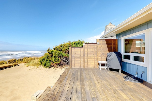 Terrace/patio - Beachfront home with ocean facing deck and ocean views throughout modern kitchen (Rockaway Beach)
