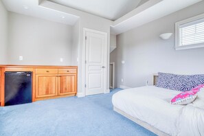 4 bedrooms, desk, iron/ironing board, travel cot