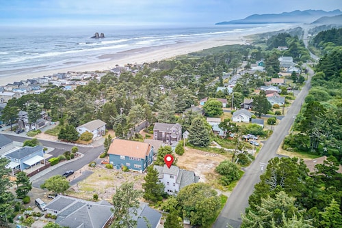 Spacious coastal retreat | 3-min walk to beach | Decks & mountain views