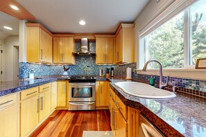 Fridge, microwave, oven, stovetop - Twin Rocks Beach House private beach path fireplaces and large decks (Rockaway Beach)