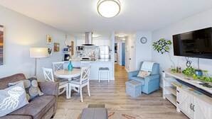 Un appartement moderne comprenant une cuisine, un coin repas et un salon.