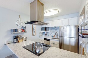 Réfrigérateur, four à micro-ondes, un four, surface de cuisson