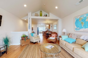 TV, fireplace, offices - Ocean view townhouse 100 ft to beach with fireplace Ping Pong and private garage (Rockaway Beach)