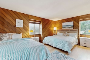 4 bedrooms, WiFi, bed sheets - Oceanfront home with great views high speed WiFi and direct beach access (Rockaway Beach)