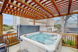 Outdoor spa tub - Oceanfront home with great views high speed WiFi and direct beach access (Rockaway Beach)